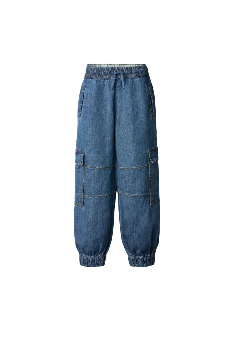 Pantaloni cargo din denim cu talie elastică, buzunare laterale și manșete elastice. Culoare albastru deschis cu cusături vizibile și croială lejeră.