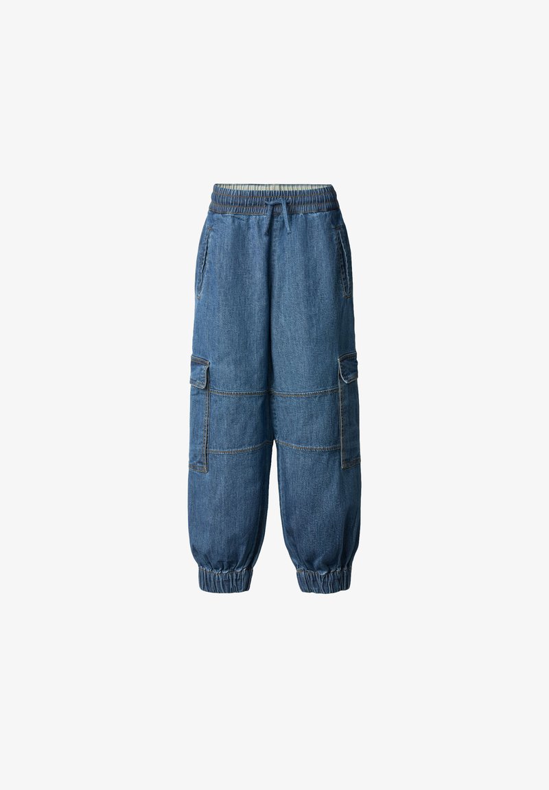 Pantaloni cargo din denim cu talie elastică, buzunare laterale și manșete elastice. Culoare albastru deschis cu cusături vizibile și croială lejeră.