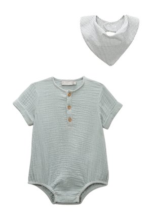 Body bébé manches courtes gris clair doux avec trois boutons en bois et un bavoir triangulaire à carreaux gris et blanc.