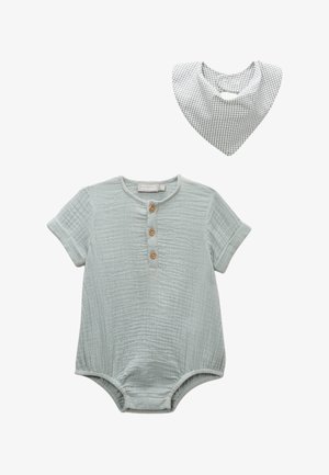 Body bébé manches courtes gris clair doux avec trois boutons en bois et un bavoir triangulaire à carreaux gris et blanc.