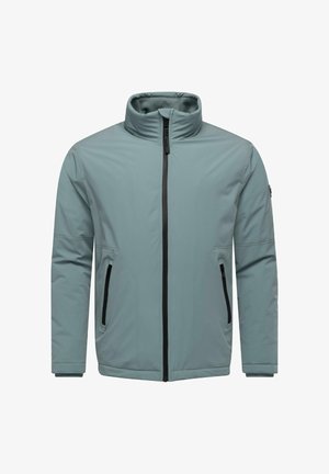 Világoskék, szigetelt kabát magas gallérral, elülső cipzárral és két cipzáras oldalt zsebbel. Fekete részletezéssel rendelkezik a cipzáron és a zsebeknél.