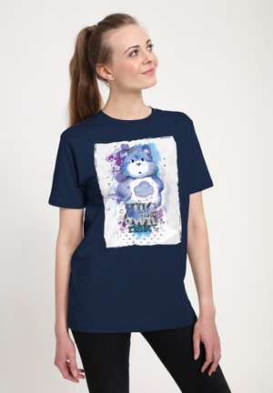 T-shirt en coton bleu marine avec une illustration aquarelle d'un ours accompagné d'un nuage, rehaussée par des éclaboussures de violet et du texte en dessous de l'image.
