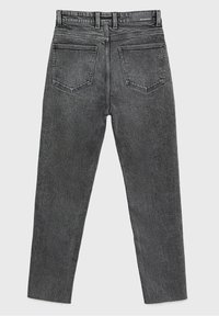 Vaqueros de mezclilla gris con un diseño de corte recto, que cuentan con cinco bolsillos, una cinturilla con trabillas y detalles de costura sutiles en la parte trasera.