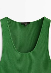 Haut sans manches côtelé vert avec un col rond et une étiquette de marque noire au dos du col.