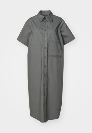 Robe chemise en coton gris avec un col, des manches courtes, des boutons à l'avant et une poche poitrine. Dotée d'une texture lisse et d'une coupe décontractée.