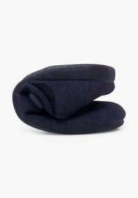 Zapato de slip-on azul marino con un upper de malla suave y una suela de goma flexible, diseñado para la comodidad con un acabado texturizado.