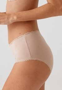 Hoge taille nude katoenen slips met een delicate kantafwerking langs de tailleband, met een gladde textuur en een rekbare pasvorm.