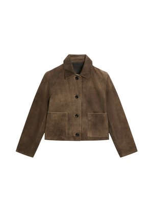 Veste cropped en daim marron avec col, dotée de deux poches avant et de six boutons noirs. Design simple et classique sur fond blanc.