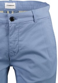 Pantaloni di cotone azzurri chiari con zip, chiusura a un bottone e tasche frontali, caratterizzati da una texture liscia e cuciture neutre.
