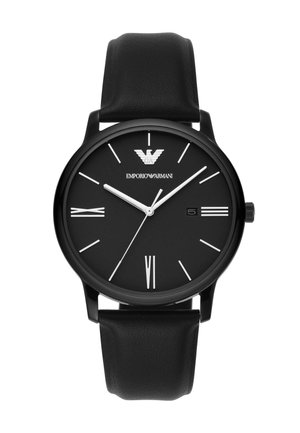 Schwarze Emporio Armani Armbanduhr mit Lederarmband, minimalistischem Zifferblatt, silbernen Zeigern, Datumsfenster bei 3 Uhr und römischen Ziffern VI und IX.