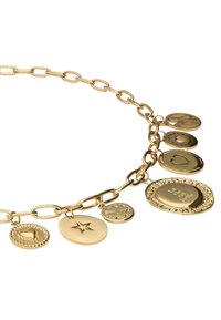 Collier doré avec des maillons ovales et plusieurs charms ornés de motifs gravés, présentant des formes et des textures variées, y compris des cœurs et des étoiles.