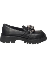 Mocassin en cuir noir à semelle épaisse avec un détail décoratif de chaîne argentée surdimensionnée sur le dessus et un bout arrondi.