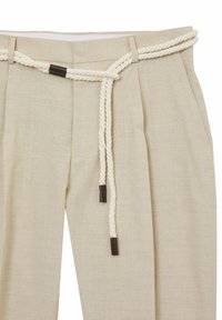 Beige maßgeschneiderte Hose mit strukturiertem Finish, ausgestattet mit einem breiten weißen Seilgürtel mit dunkelbraunen Akzenten und doppelten Falten auf der Vorderseite.