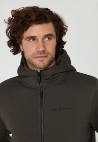 Sail Racing LOGO HOOD BOWMAN - Mikina na zip - asphalt