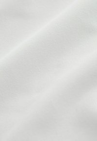 Tissu blanc lisse avec des plis doux et une texture fine.