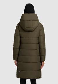 Olivovo zelený zateplený kabát s kapucňou, ktorý má prešívaný dizajn a čierny akcent na leme. Mäkký, izolačný materiál.