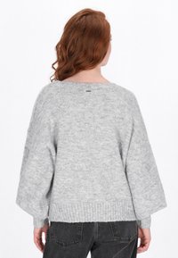 Hellgrauer, übergroßer Pullover aus weichem Strickstoff mit geripptem Saum und Bündchen, breitem Ausschnitt und strukturierter Oberfläche.