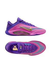 Sneakers Nike con un design viola e rosa, uno swoosh dorato e una suola testurizzata. Include lacci e un collare imbottito per il supporto.