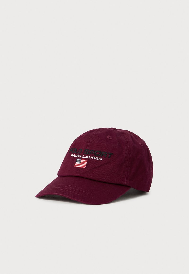 Boné Burgundy Polo Sport com o texto "Ralph Lauren" e uma pequena bandeira americana bordada na frente, exibido sobre um fundo branco liso.