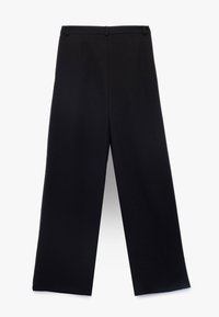 Zwarte wijde broek met een op maat gemaakte tailleband, plooien aan de voorkant, een gladde textuur en zonder zichtbare hardware of zakken.