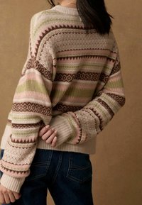 Pull en tricot présentant un motif multicolore avec des rayures roses, vertes et marron. Encolure ronde, poignets et ourlet côtelés. Texture douce, coupe décontractée.