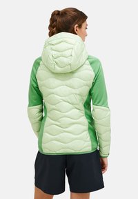 Giacca imbottita con una parte superiore trapuntata verde menta e maniche verdi solide, dotata di un cappuccio regolabile e una texture liscia.