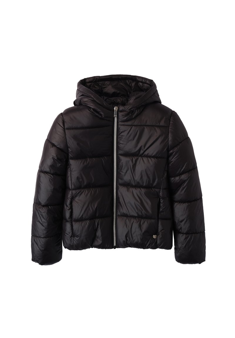 Giacca a vento nera con cappuccio, chiusura frontale con zip e design trapuntato. Il materiale è lucido, con una texture liscia e dettagli sottili.