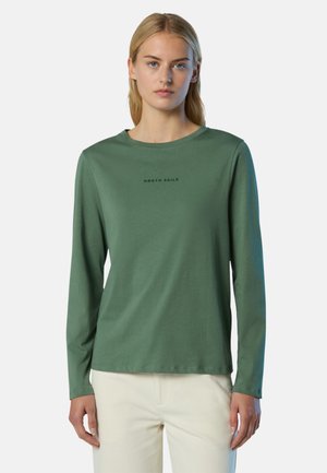 Camicia verde di cotone a maniche lunghe con scollatura rotonda, caratterizzata dal testo "NORTH SAILS" in nero sul davanti. Design semplice, texture morbida.
