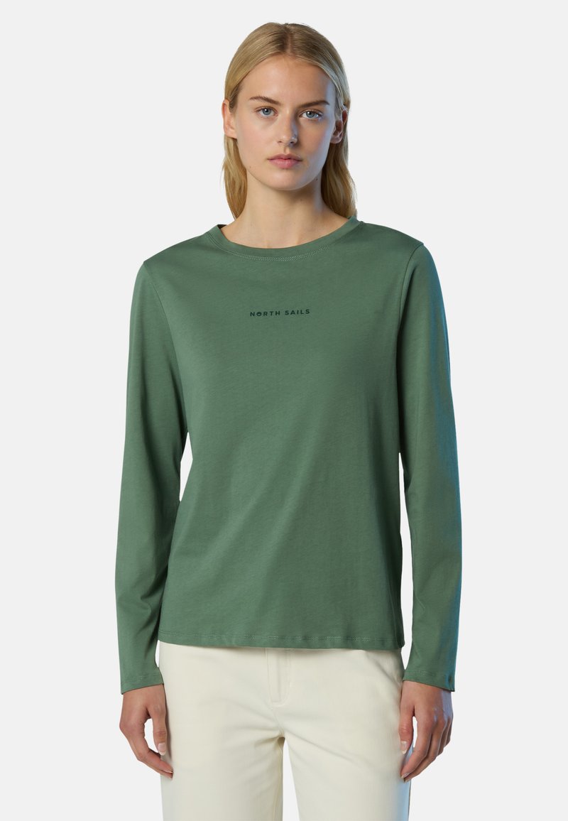 Langarmiges, grünes Baumwollhemd mit Rundhalsauschnitt, auf der Vorderseite mit dem Text "NORTH SAILS" in Schwarz versehen. Einfaches Design, weicher Stoff.