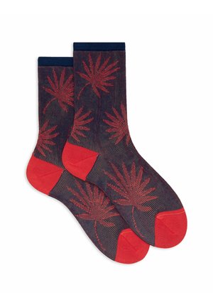 Calze alte fino al ginocchio con corpo blu navy e motivi di foglie rosse, con accenti rossi sulla punta e sul tallone, realizzate in un materiale lavorato a maglia.