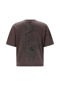 Brązowy, oversize t-shirt z dużym czarnym wzorem smoka pokrywającym plecy, z dokładnymi detalami łusek i pazurów.