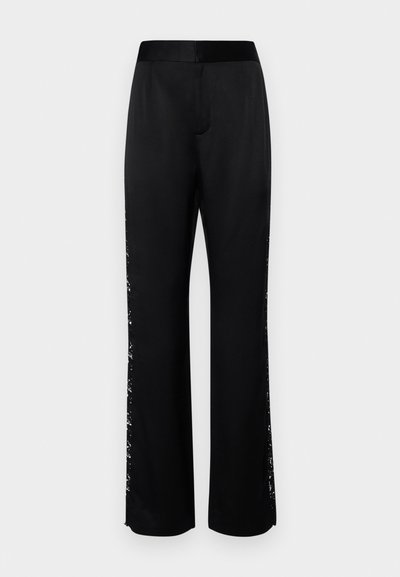 Pantaloni negri cu o textură netedă și lucioasă, având accente din dantelă pe laterale. Design cu picioare largi, talie croită și fără buzunare vizibile.