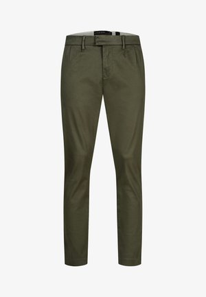 Úzké olivově zelené běžné kalhoty s poutky na opasek, předním zipem a knoflíkovým zapínáním, zobrazené zepředu na bílém pozadí.