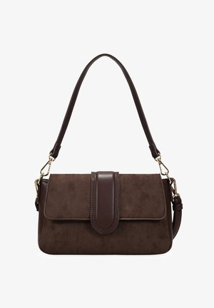 Bolso de mano de ante marrón con un acento de piel suave, que presenta un cierre con solapa y herrajes dorados. Incluye una correa de hombro desmontable.