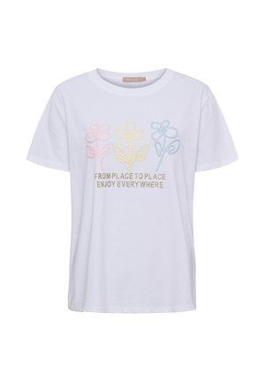 Hvid t-shirt med korte ærmer med pastelrosa, gule og blå blomsterkonturer og tekst med guldfarvet skrift: "FROM PLACE TO PLACE ENJOY EVERYWHERE".