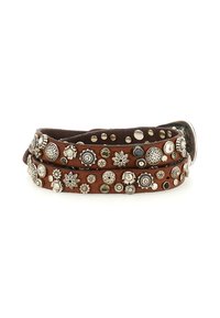 Bracciale in pelle marrone caratterizzato da vari rivetti in tonalità argento e ornamentazioni elaborate, inclusi design floreali e circolari.