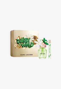 Daisy Wild giftset van Marc Jacobs met een doorzichtige fles met kleurrijke bloemaccenten, een gouden doos en een mini rollerball geur.