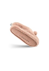 Faux päls tofflor i ljusrosa med pom-pom-accent, mjuk textur och mönstrad gummisula med cirkulära grepppunkter.