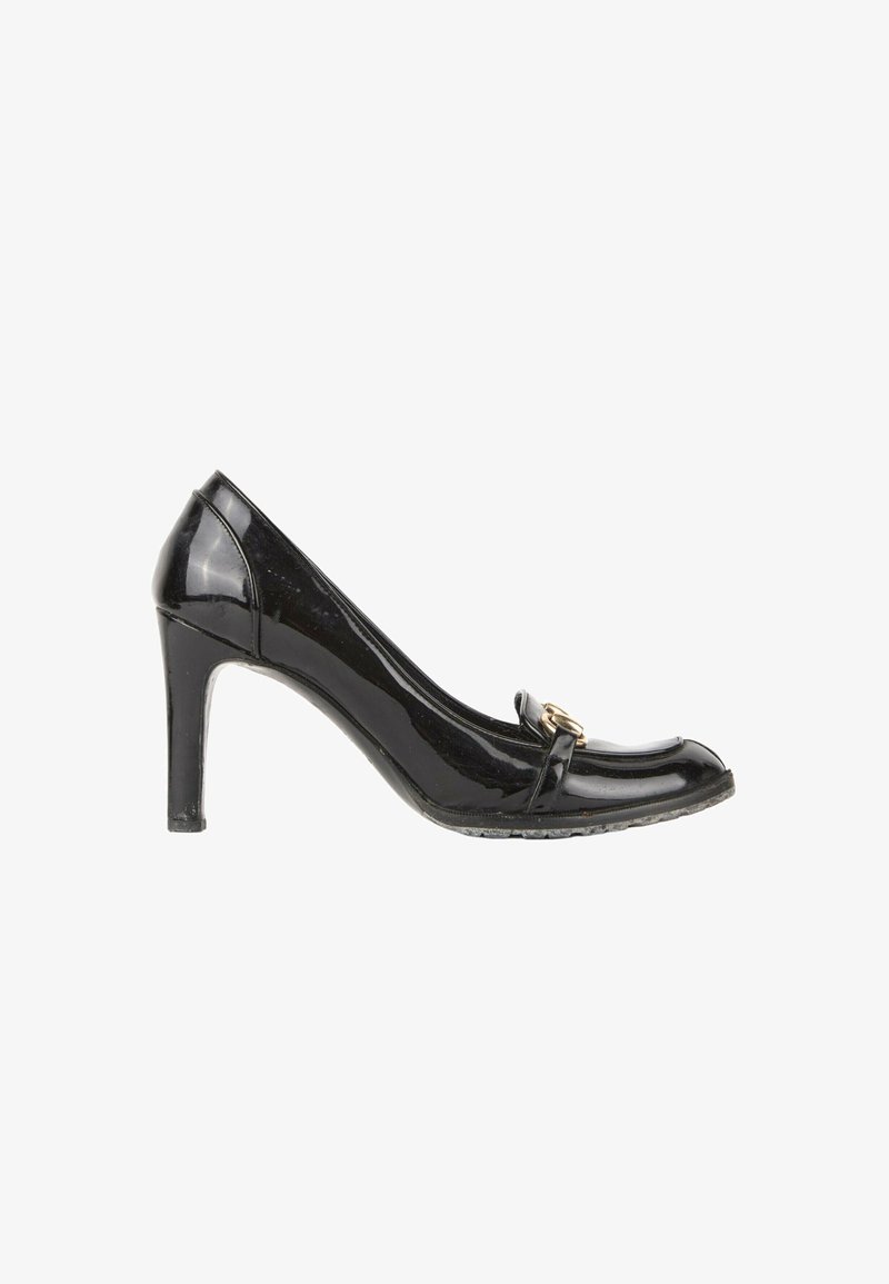 Chaussure à talon haut en cuir verni noir avec un bout arrondi et une boucle dorée décorative sur fond blanc.