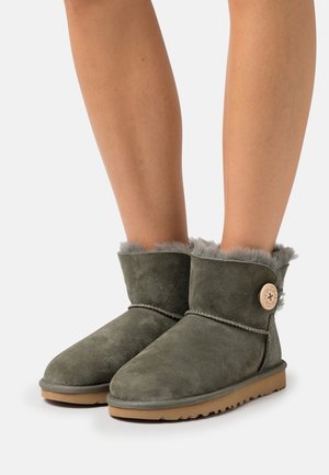 UGG, Boots à talons - dark green