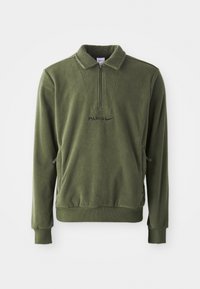 Pulover od flisa u maslinasto zelenu boju s polu-zip vratom, koji sadrži "PARIS" logo i Nike swoosh. Dodatni detalji su bočne džepove i rebraste manžete.