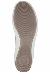 Suela de zapatilla blanca con una suela de goma marrón texturizada que presenta surcos ondulados y una impresión circular en el talón.