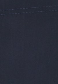 Solider dunkelblauer Stoff mit glatter Textur. Verfügt über einen dezenten Glanz und sichtbare Nähte entlang einer Kante. Keine Muster oder markante Akzente.