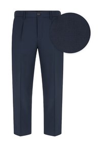 Granatowe spodnie plisowane wykonane z teksturowanej tkaniny. Posiadają zapięcie na guzik i proste nogawki, zbliżenie na detale splotu materiału.