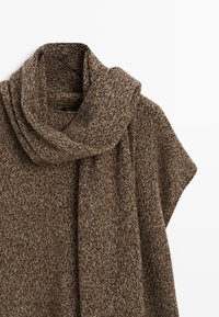 Bruin en beige gespikkelde gebreide poncho met een brede, gevouwen col en korte mouwen, weergegeven op een witte achtergrond.
