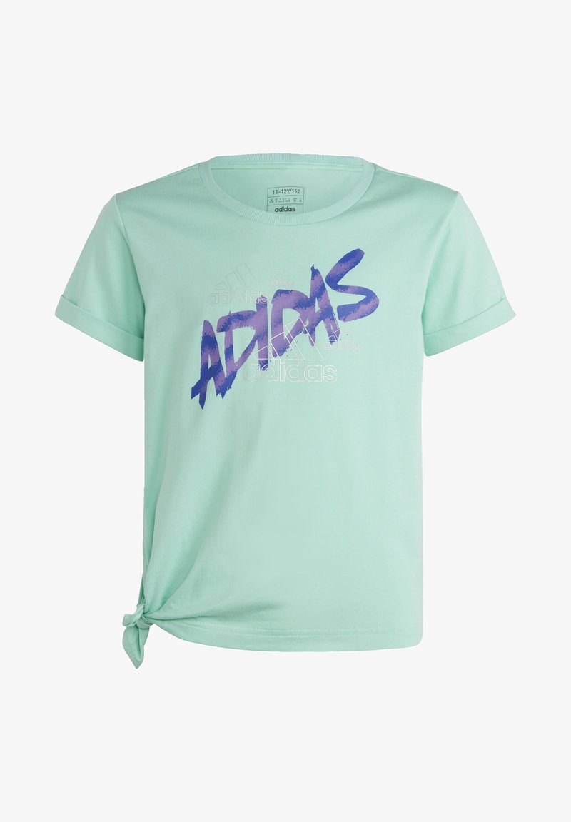 Mentolově zelené bavlněné tričko s ohrnutými rukávy, s fialovým grafickým designem "ADIDAS" a uzlovým detailem v levém dolním rohu.