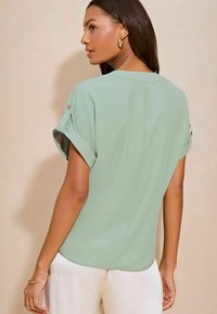 Lipsy UTILITY V-NECK SHORT ROLL SLEEVE - Palaidinė - ecalyptus