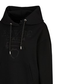 Schwarzer Hoodie mit Kordeln, Fronttasche und gestanztem Text "19V69 ITALIA" über einem gestanzten Wappen- und Hutdesign.