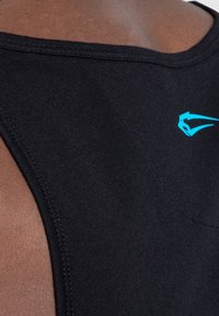 Canotta atletica nera realizzata in tessuto testurizzato, con scollatura rotonda e un logo blu in evidenza sul petto.
