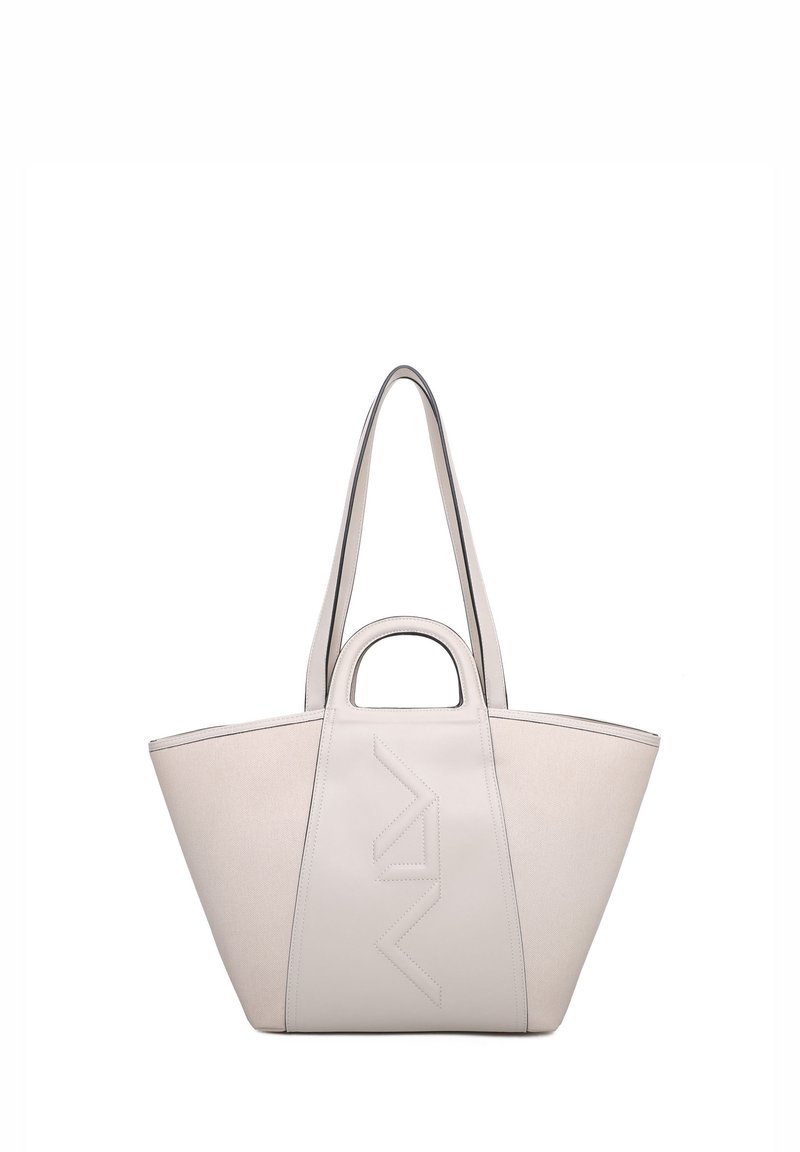 Borsa a spalla in tessuto beige chiaro con dettagli in pelle liscia. Presenta una forma strutturata e angolare e due manici, con un logo impresso sul davanti.
